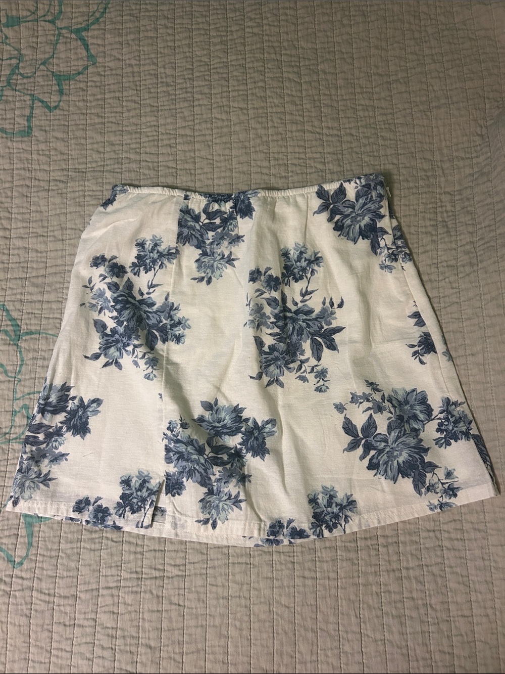 American Eagle Floral Blue and White Women's Skirt